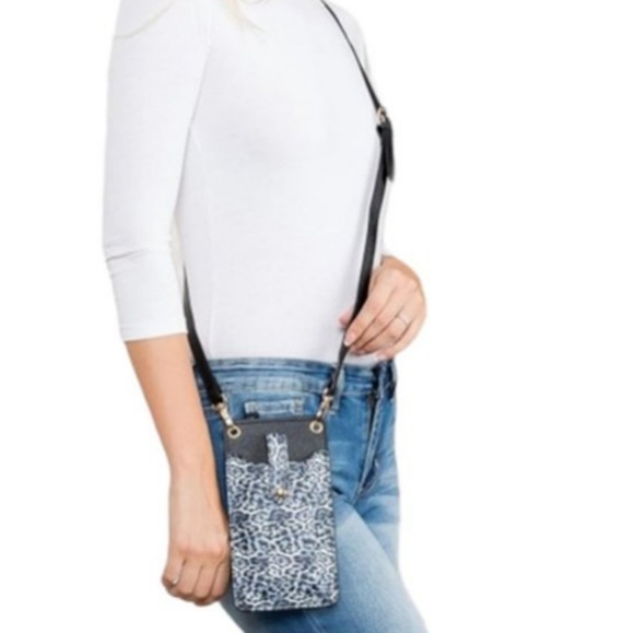 ⚡LAST ONE⚡Black Leopard Print Essentials Crossbody - Picture 6 of 6